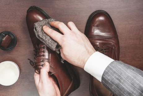 Cara merawat sepatu kulit sintetis