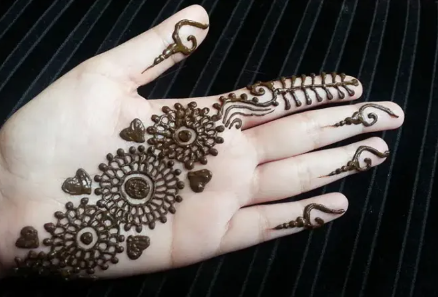 Henna Simple di Telapak Tangan